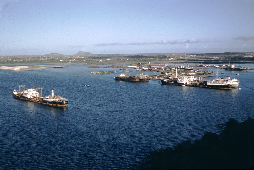 Tankers in de haven van Willemstad, Curaçao