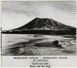 Panorama op het strand en de Quill, een uitgedoofde vulkaan, van St Eustatius
