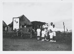 Mevrouw A.L.M. Ravelli-van Mosseveld met haar zes kinderen tijdens een uitstapje op Curaçao