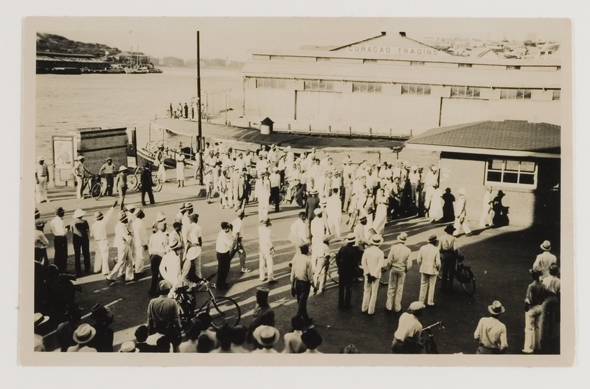 Mensen in afwachting van de aankomst van het S.S. Counsellor in de haven van Willemstad