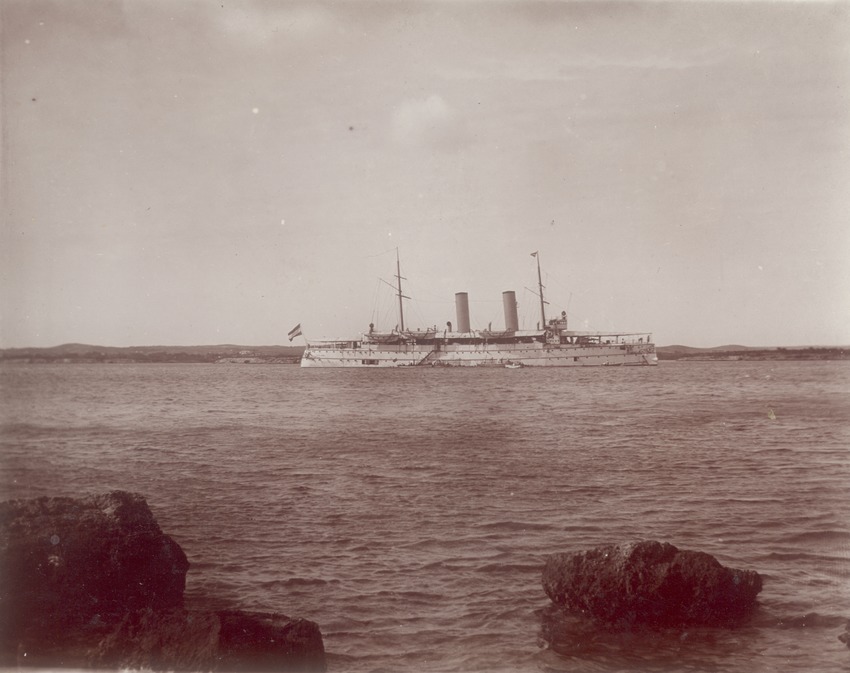 De kruiser Hr.Ms. Zeeland in het Schottegat te Curacao
