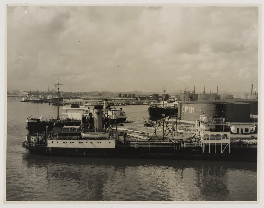 Tankers bij een laadstation van de Curaçaosche Petroleum Industrie Maatschappij aan het Schottegat in Willemstad