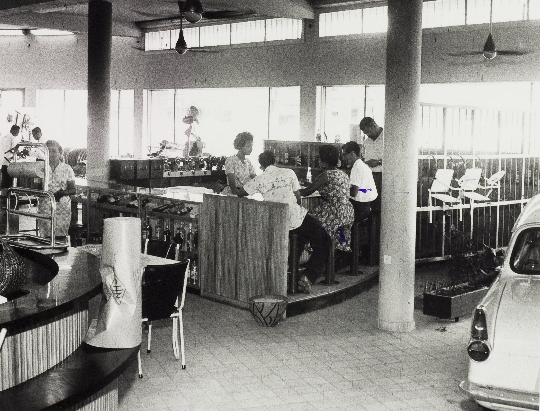 Interieur van een winkel van de Curaçao Trading Company (NA) N.V. te Willemstad