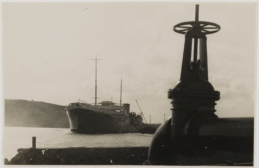 Een schip in de Caracasbaai op Curaçao