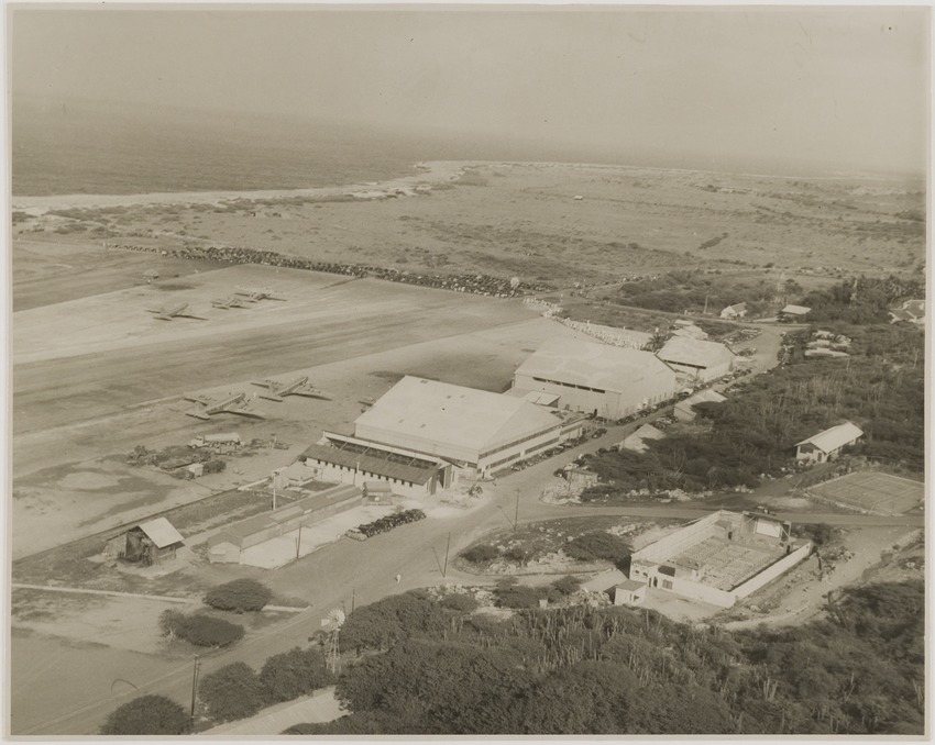 Vliegveld Hato op Curaçao in afwachting van de landing van het eerste KLM-vliegtuig na de Tweede Wereldoorlog