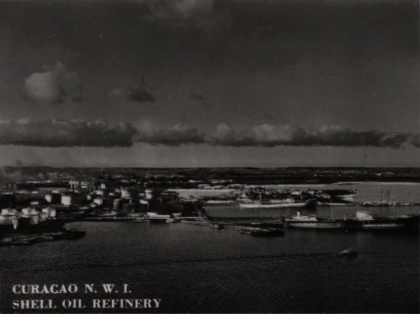 Olieraffinaderij van de Curaçaosche Petroleum Industrie Maatschappij (C.P.I.M) aan het Schottegat te Willemstad
