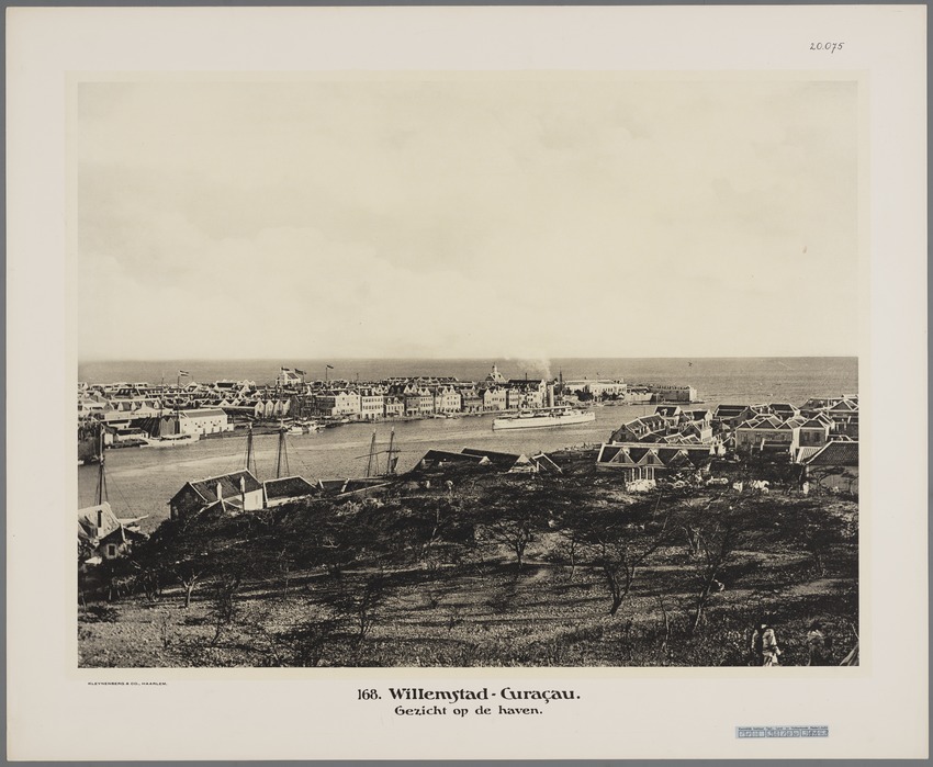 Nederlands pantserschip van de Kortenaer-klasse in de Sint Annabaai in Willemstad op Curaçao met rechts het Waterfort en links daarvan het Gouvernementshuis