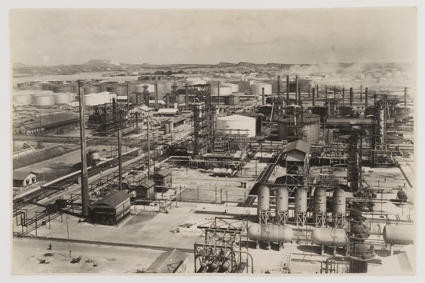De Curaçaosche Petroleum Industrie Maatschappij aan het Spaanse Water met op de achtergrond de Tafelberg
