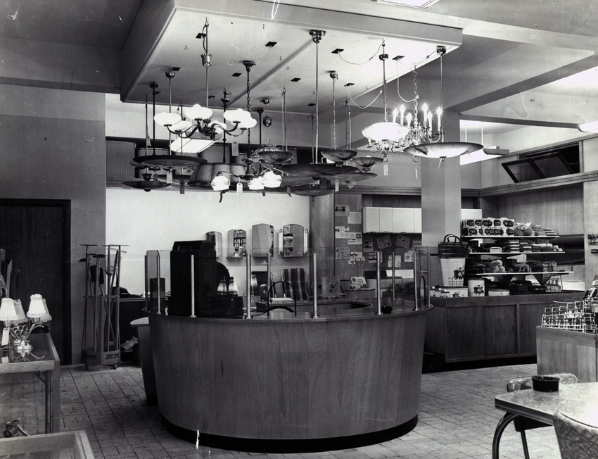 Interieur van de Metropolis winkel van de Curaçao Trading Company, S.A. (C.T.C.) in de Heerenstraat te Willemstad