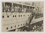 Mensen gaan aan boord van het S.S. Stuyvesant van de KNSM, het eerste passagiersschip na de Tweede Wereldoorlog te Willemstad