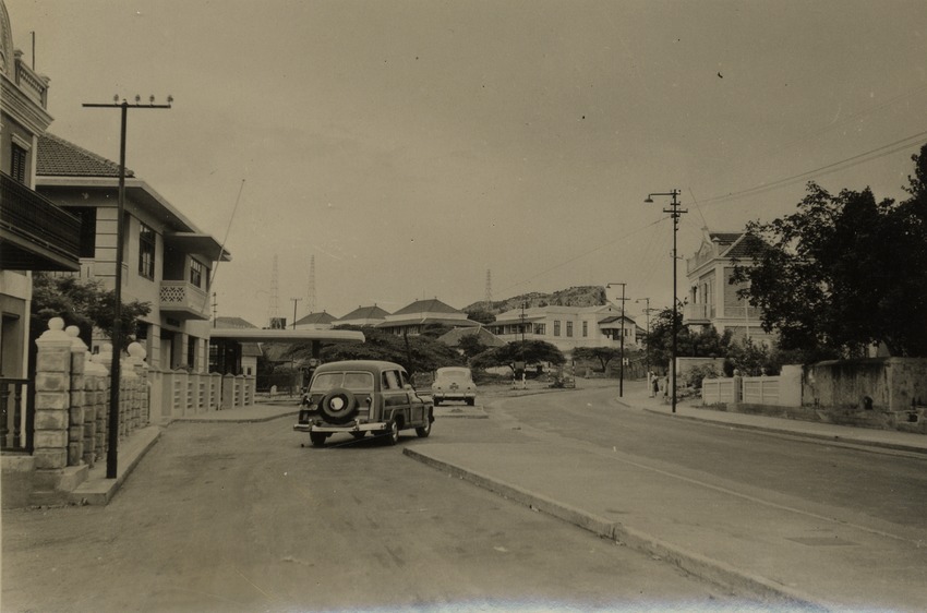 Straat met huizen en auto's te Curaçao