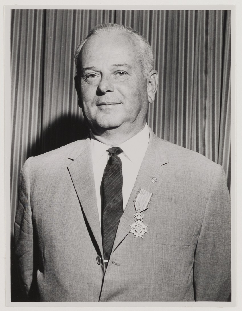J.C. van Essen, hoofd Fotografische Dienst van de N.V. Shell Curaçao, bij zijn benoeming tot Ridder in de Orde van Oranje Nassau te Willemstad