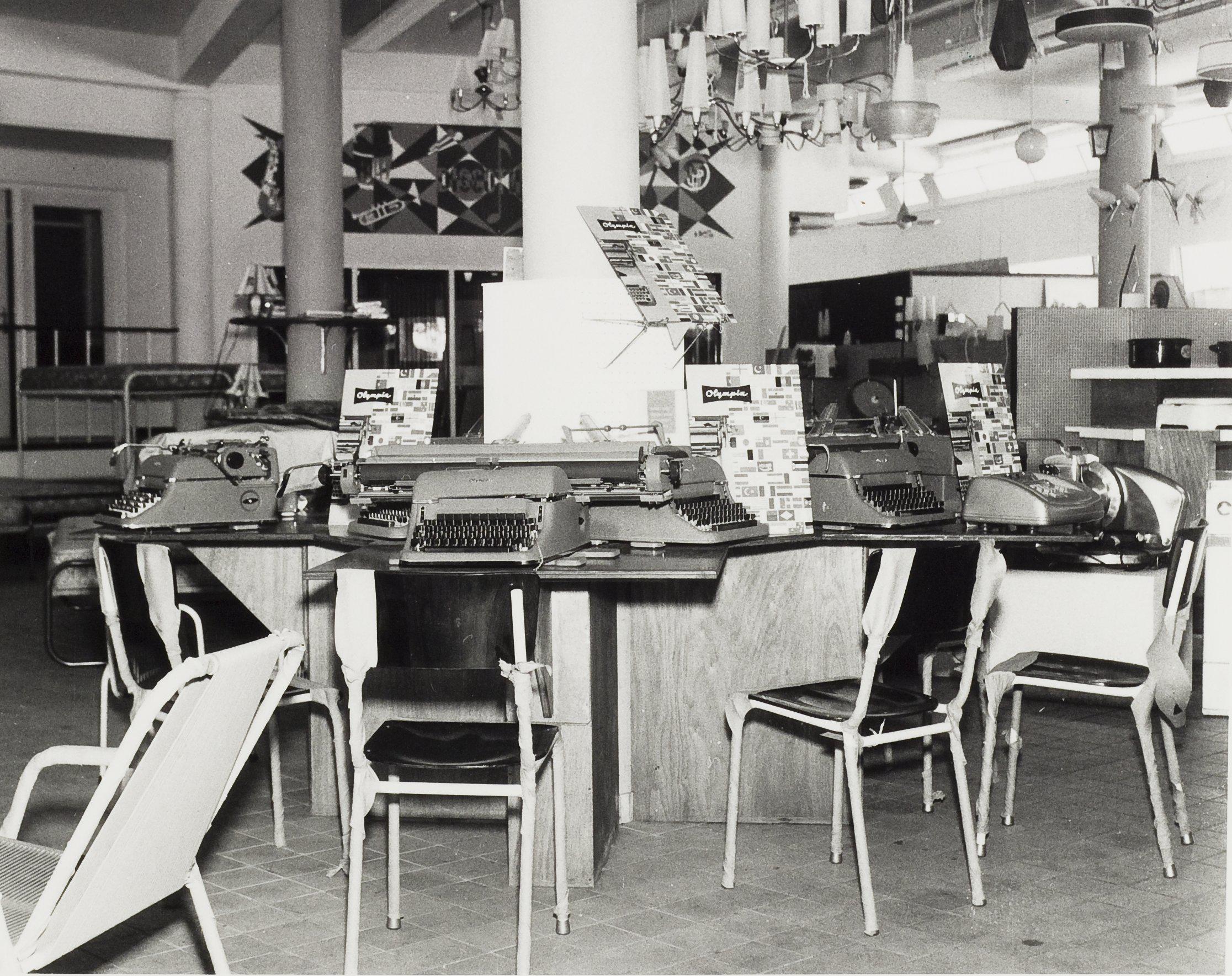 Het interieur van een winkel, onder meer voor typemachines, van de Curaçao Trading Company (NA) N.V. te Willemstad