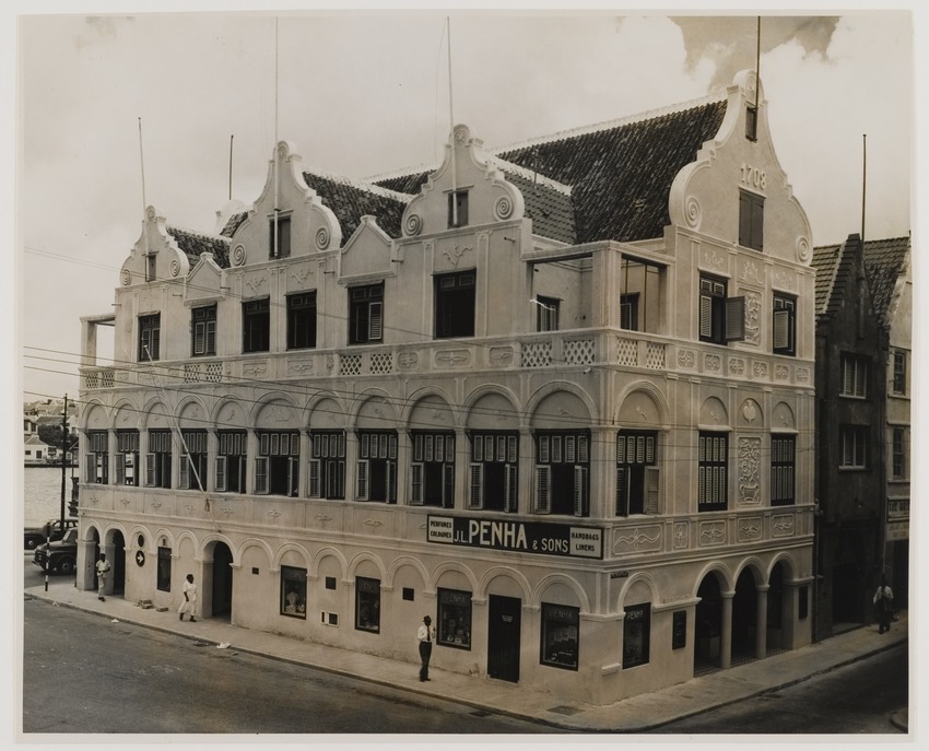 Het huis van de firma J.L. Penha & Sons, gebouwd tussen 1708 en 1733, op de hoek Handelskade (links) - Breedestraat, Punda (grote gevel) - Heerenstraat (rechts) in Willemstad