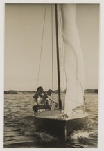 Jan Bouma (rechts) en (vermoedelijk) Philip Hanson Hiss in een zeilboot op het Spaanse Water op Curaçao