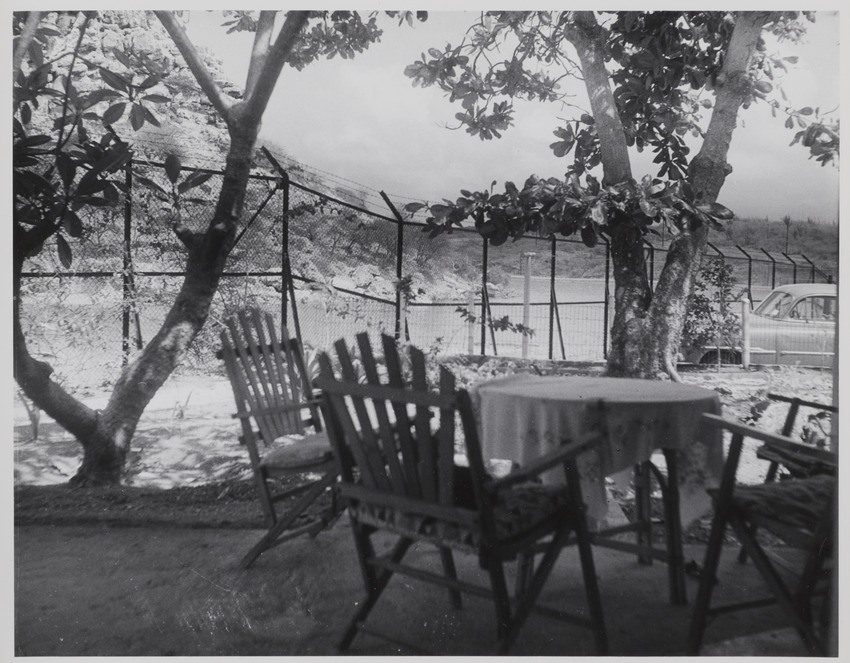 Veranda van het huis van Jan Carel van Essen, hoofd Fotografische Dienst van de Curaçaosche Petroleum Industrie Maatschappij, aan de Caracasbaai op Curaçao