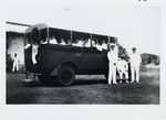 Vertrek van een bus mariniers met ds [...] de Vey Mesdag voor een tocht over Curaçao