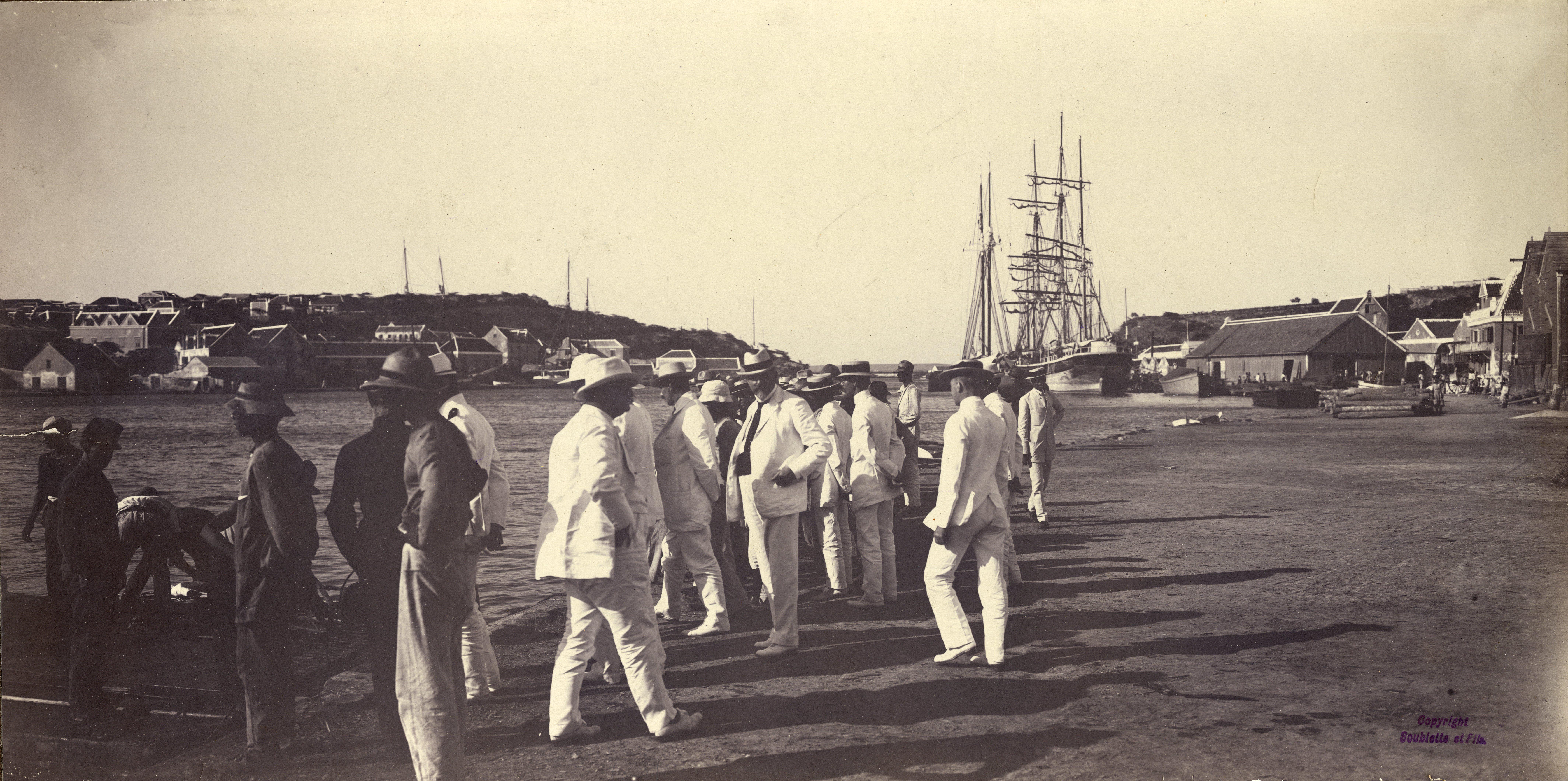 Minister van Waterstaat Jacob Kraus (met zwarte stropdas) in de Kleine Werf te Willemstad