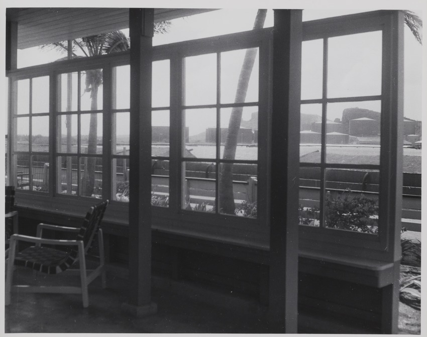 Uitzicht vanuit het huis van Jan Carel van Essen, hoofd Fotografische Dienst van de Curaçaosche Petroleum Industrie Maatschappij, aan de Caracasbaai op Curaçao