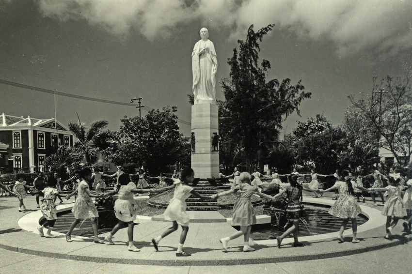 Meisjes dansend rondom het nieuwe beeld van koningin Juliana te Willemstad