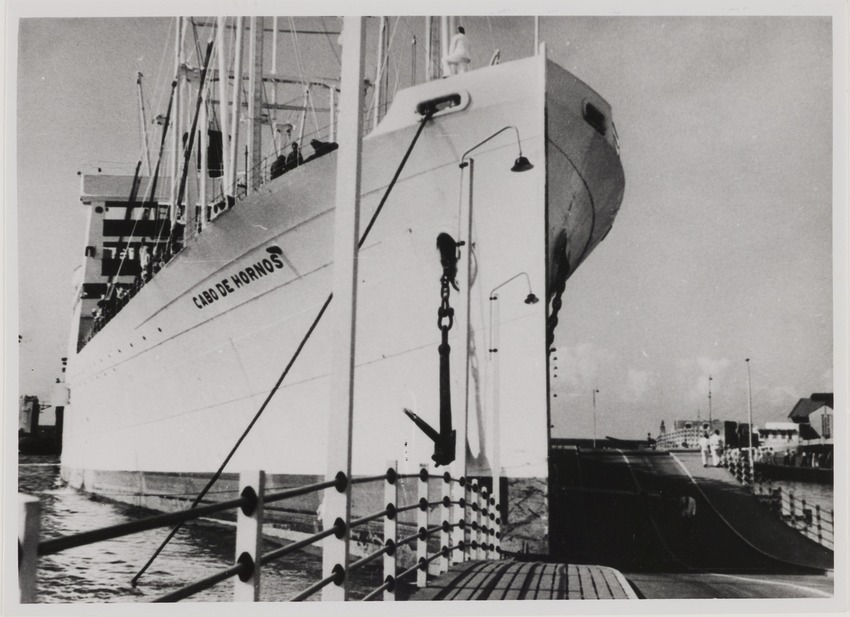 De Cabo de Hornos uit Sevilla is in de haven van Willemstad uit het roer gelopen tegen de geopende Koningin Emmabrug aan
