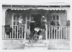 Familie Ravelli voor hun tijdelijke woning, een huisje bij lagoen Jan Tiel op Curaçao, met v.l.n.r. staand Dick, Jaap, A.L.M. Ravelli-van Mosseveld en Thijs (=Matthijs) en op de trap Floris, Dolf (=Rudolf) en Miep