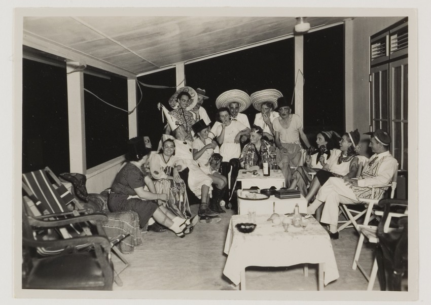 Feestelijke bijeenkomst, vermoedelijk in het huis van de familie Erens bij plantage Zuurzak aan de weg naar plantage Scherpenheuvel op Curaçao