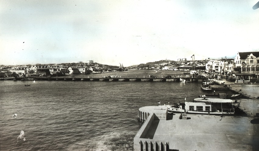 Koningin Emmabrug in de Sint Annabaai te Willemstad