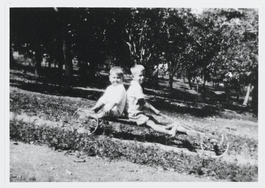 Floris (links) en Dolf (=Rudolf) Ravelli op een zelfgemaakte kar in de tuin van ViIlla Maria in Otrabanda te Willemstad