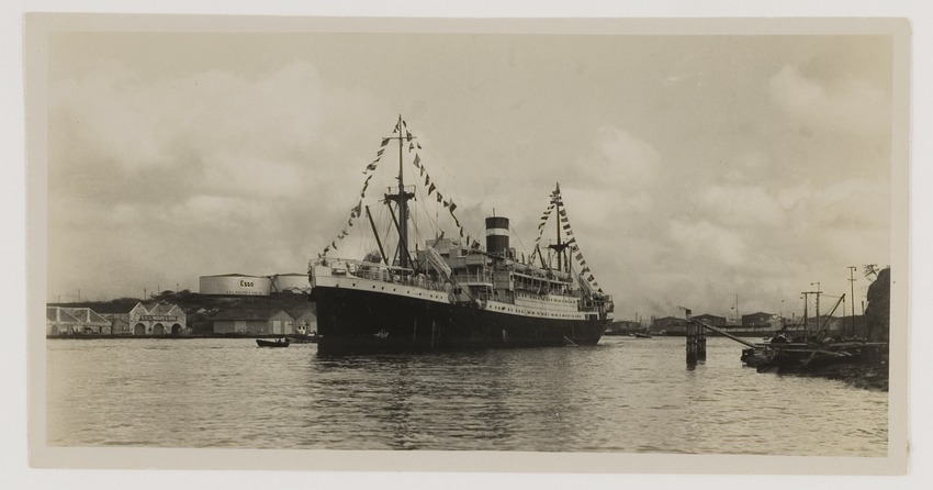 Aankomst van het eerste passagiersschip na de Tweede Wereldoorlog , het s.s. Stuyvesant van de KNSM, in de Sint Annabaai te Willemstad