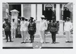 B.W.T. van Slobbe (midden), gouverneur van Curaçao, met enkele officieren en marineofficieren te Willemstad