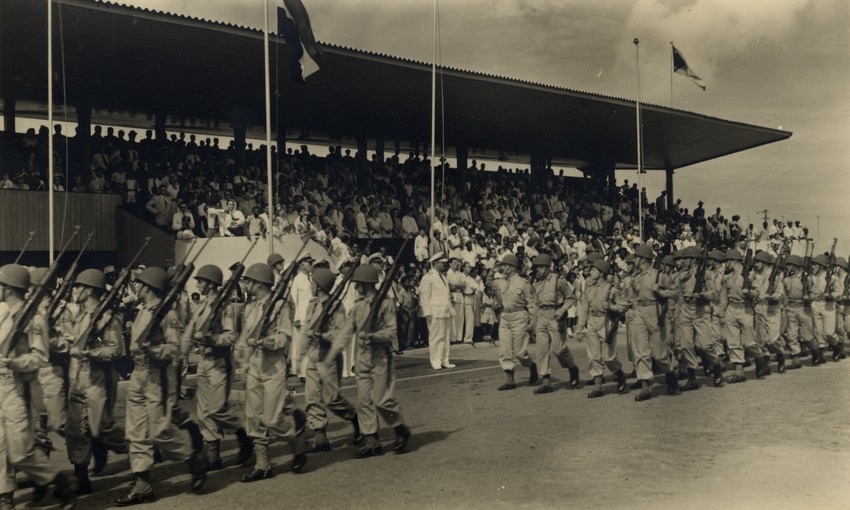 Defilé tijdens het bezoek van koningin Juliana en prins Bernhard aan Curaçao van 18 - 21 oktober 1955 in Willemstad