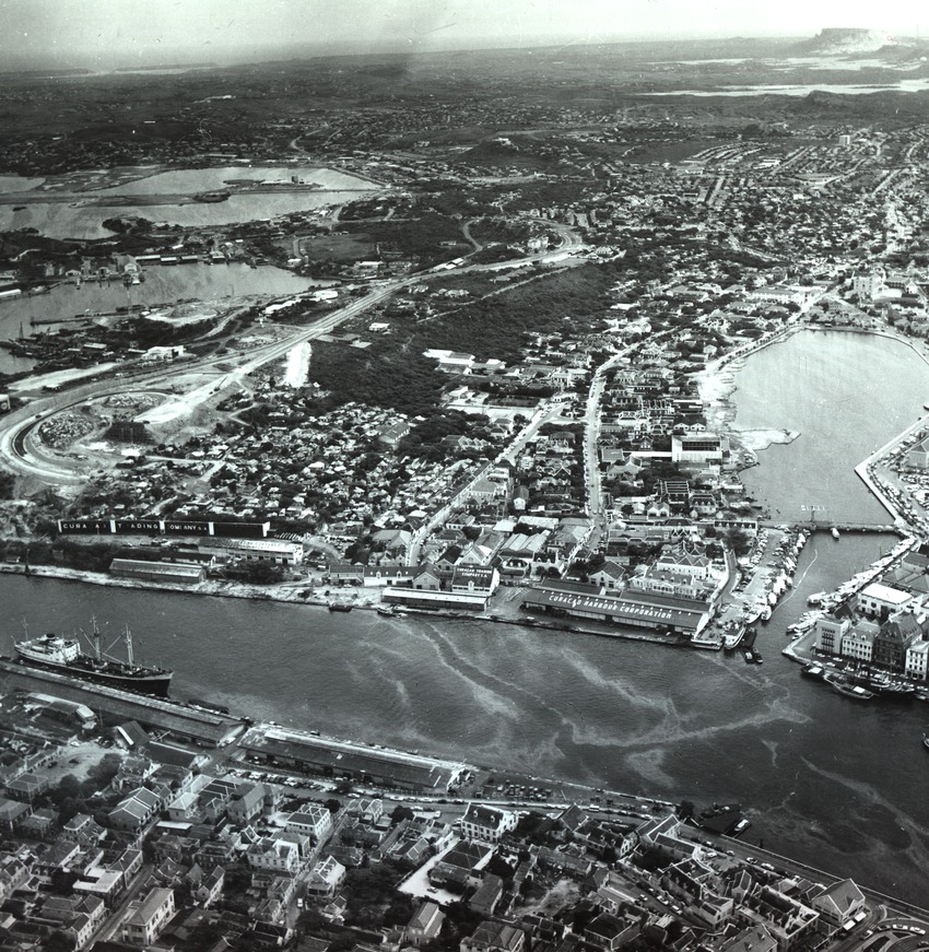 Loods van de Curaçaosche Handel Maatschappij aan de Sint Annabaai bij het Waaigat (rechts) te Willemstad