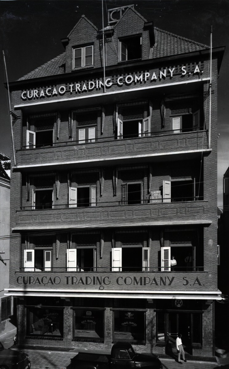 Kantoorgebouw van de Curaçao Trading Company S.A. (C.T.C.) aan de Handelskade te Willemstad
