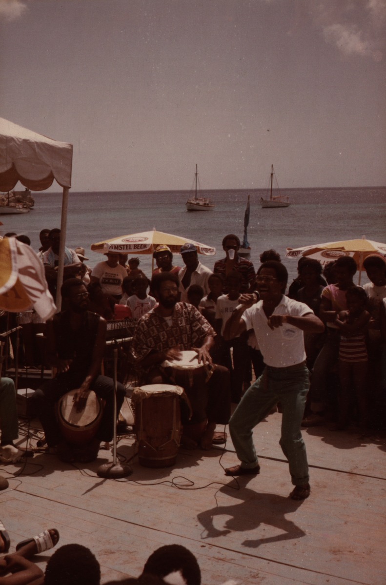 Gilbert (Gibi) Bacilio (geboren op 23 juni 1950 in Curaçao), tijdens een optreden met Isoco te Boca St. Michel op Curaçao