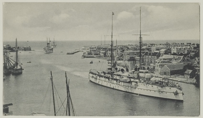 Het pantserschip Hr.Ms. De Ruiter en de kruiser Hr.Ms. Gelderland in de haven van Willemstad