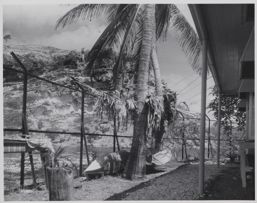 Zijkant van het huis van Jan Carel van Essen, hoofd Fotografische Dienst van de Curaçaosche Petroleum Industrie Maatschappij, aan de Caracasbaai op Curaçao