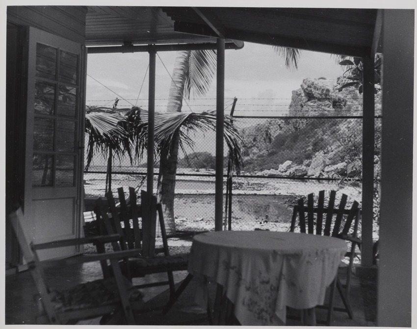 Veranda van het huis van Jan Carel van Essen, hoofd Fotografische Dienst van de Curaçaosche Petroleum Industrie Maatschappij, aan de Caracasbaai op Curaçao