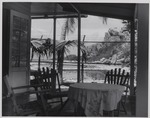 Veranda van het huis van Jan Carel van Essen, hoofd Fotografische Dienst van de Curaçaosche Petroleum Industrie Maatschappij, aan de Caracasbaai op Curaçao