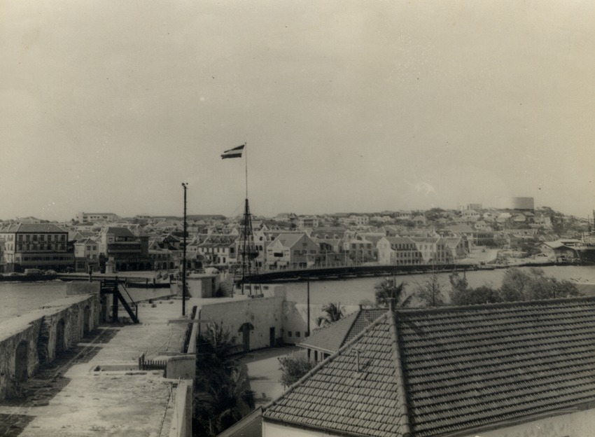Fort Amsterdam met uitzicht op Otrobanda te Willemstad tijdens het bezoek van koningin Juliana en prins Bernhard aan Curaçao van 18 - 21 oktober 1955