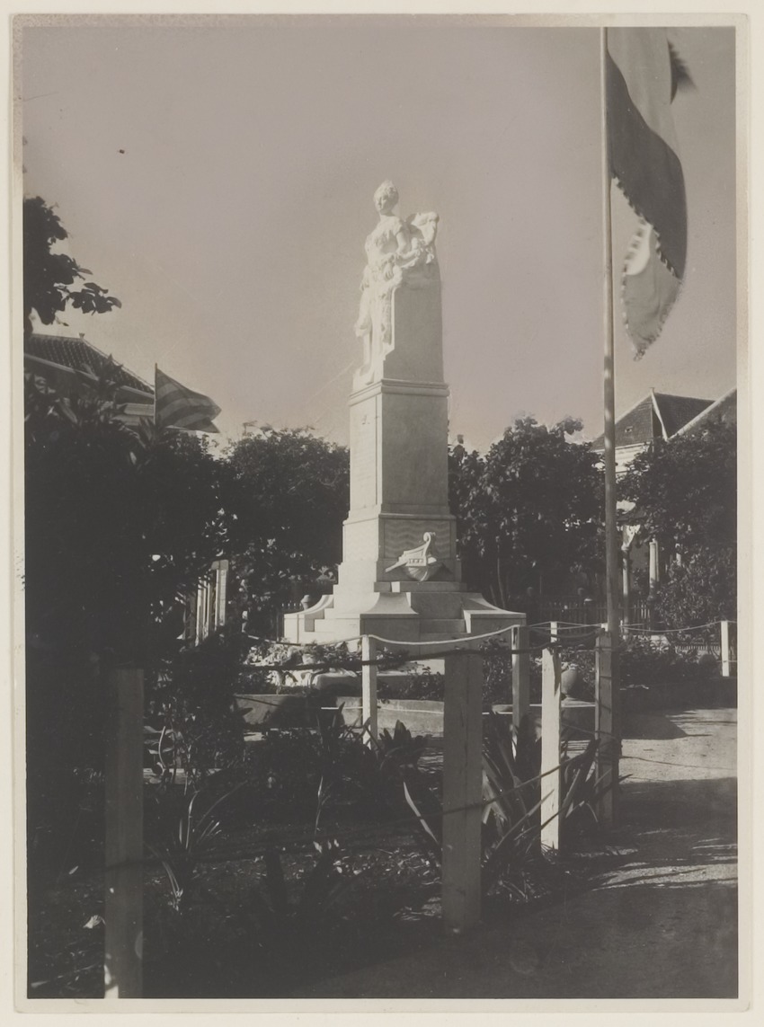 Standbeeld van koningin Wilhelmina te Willemstad, onthuld op 19 januari 1933