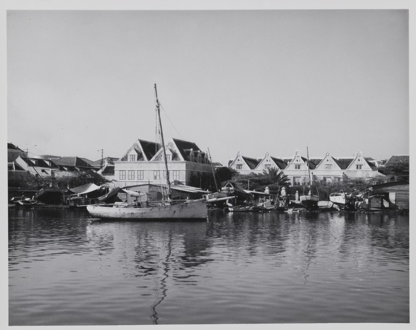 Huis Scharlooweg 12 (rechts) te Willemstad, gebouwd omstreeks 1750 en vanwege de vijf topgevels De vijf zinnen genoemd