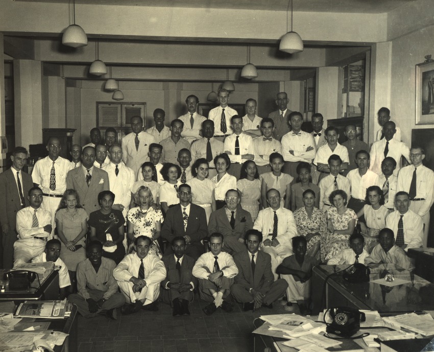 Personeelsfoto van de Curaçaosche Handel Maatschappij, vermoedelijk te Willemstad