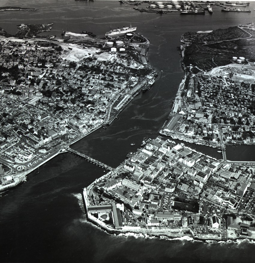 Sint Annabaai met de Koningin Emmabrug en de Handelskade (rechts) te Willemstad