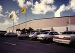 Auto's voor een gebouw van Latra Inc. op Curaçao