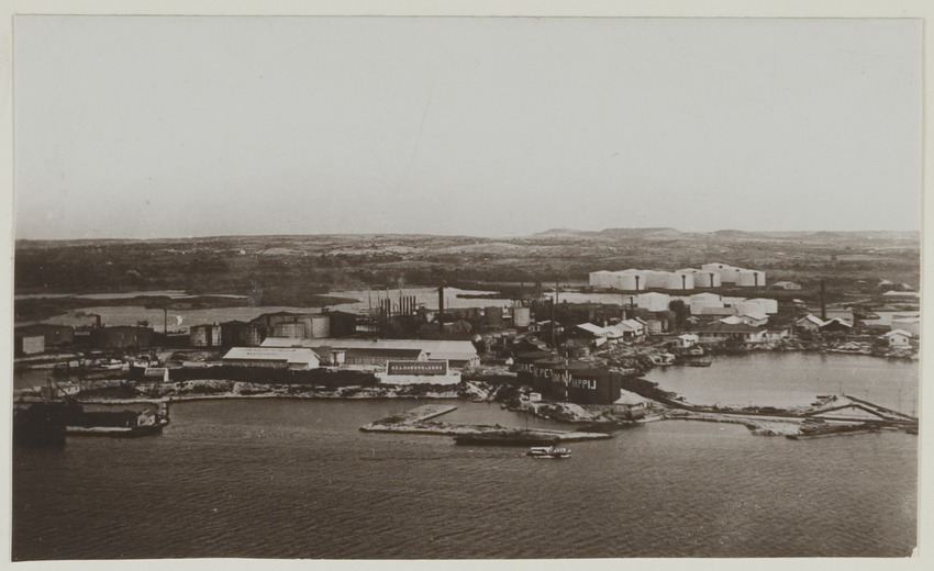 Emplacement van de Bataafse Petroleum Maatschappij in het Schottegat op Curaçao