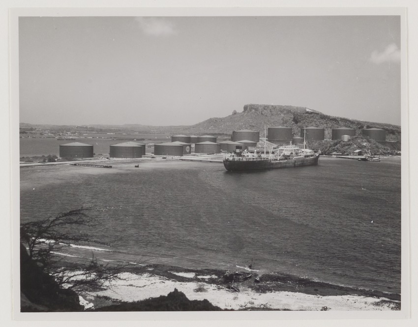 Tanker aan de steiger van de Curaçaosche Petroleum Industrie Maatschappij aan het Spaanse Water met op de achtergrond de Tafelberg