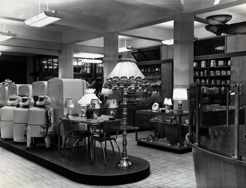 Interieur van de Metropolis winkel van de Curaçao Trading Company, S.A. (C.T.C.) in de Heerenstraat te Willemstad