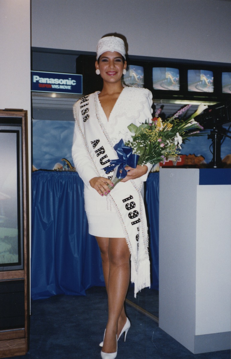 Opening van een filiaal van de winkelketen AMC Unicon N.V. (Antillian Mercantile Corporation, United Construction), sinds 1987 onderdeel van de Nederlandse multinational Ceteco door Miss Aruba te Aruba