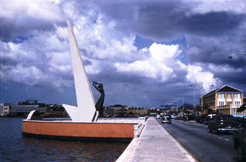Gezicht op het oorlogsmonument op Curaçao